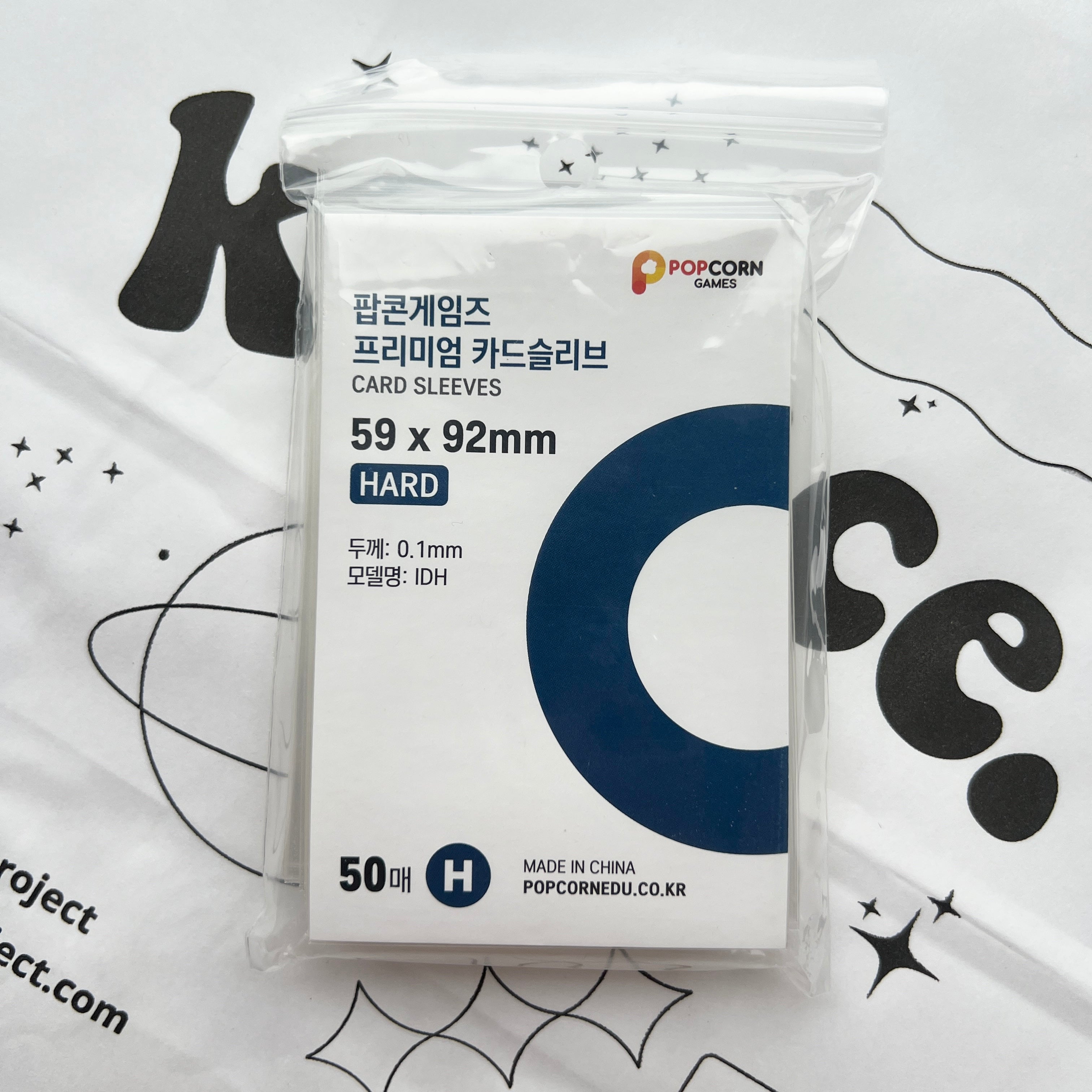 POPCORN GAMES] PREMIUM CARD SLEEVE HARD 50 SHEETS (59x92mm) ✓ – KSPACE